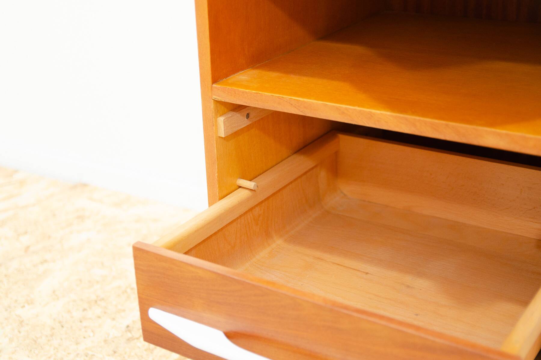 Table de nuit du milieu du siècle entièrement rénovée par Mojmír Požár, années 1960, Tchécoslovaquie