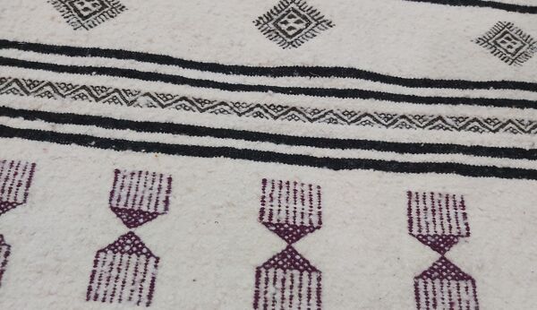 Tapis blanc noir et violet tissé à la main en pure laine