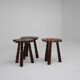 Ensemble de trois tabourets en bois sculptés à la main.