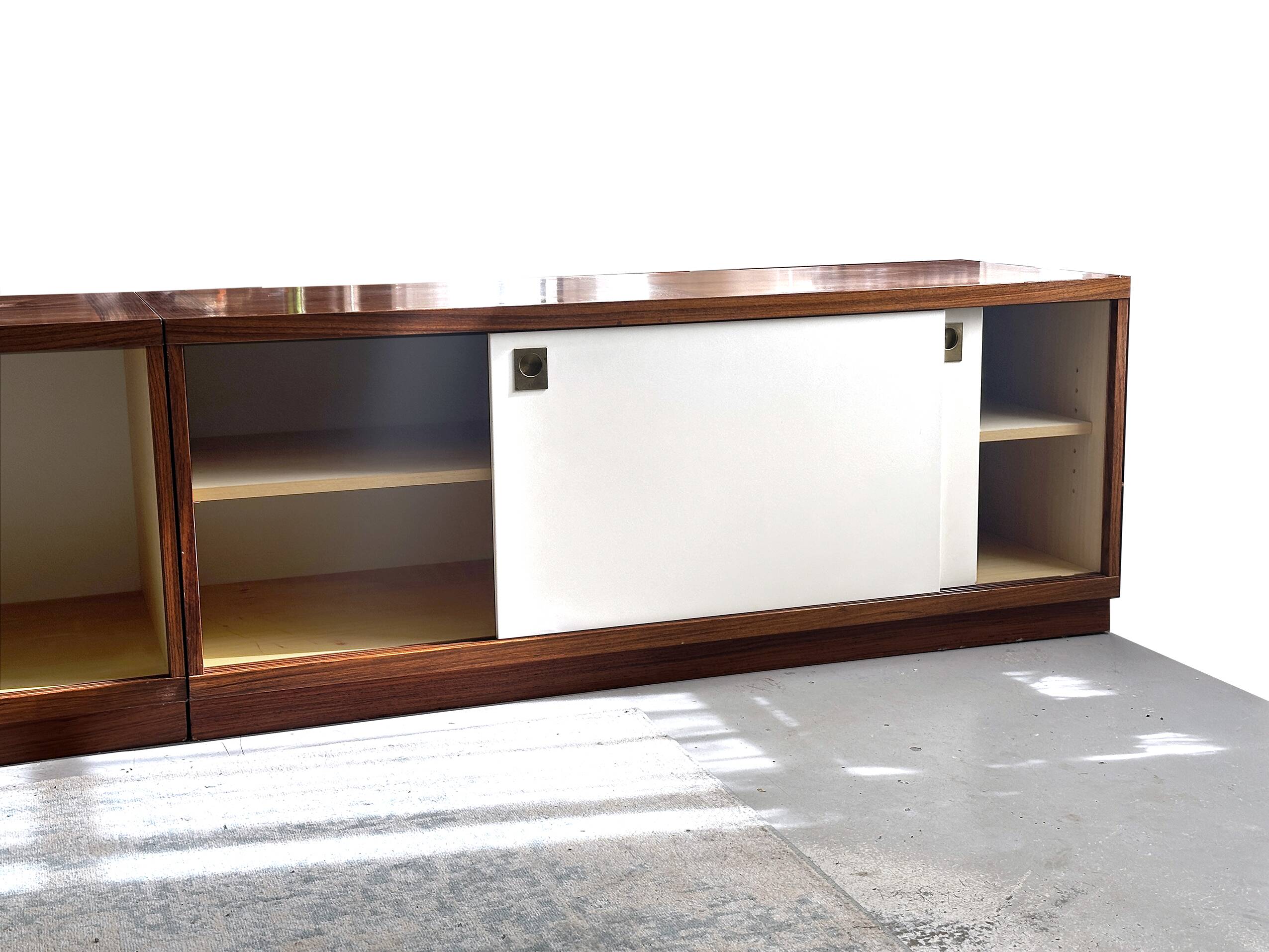 Deux buffets scandinaves (danois) en teck fin avec portes coulissantes