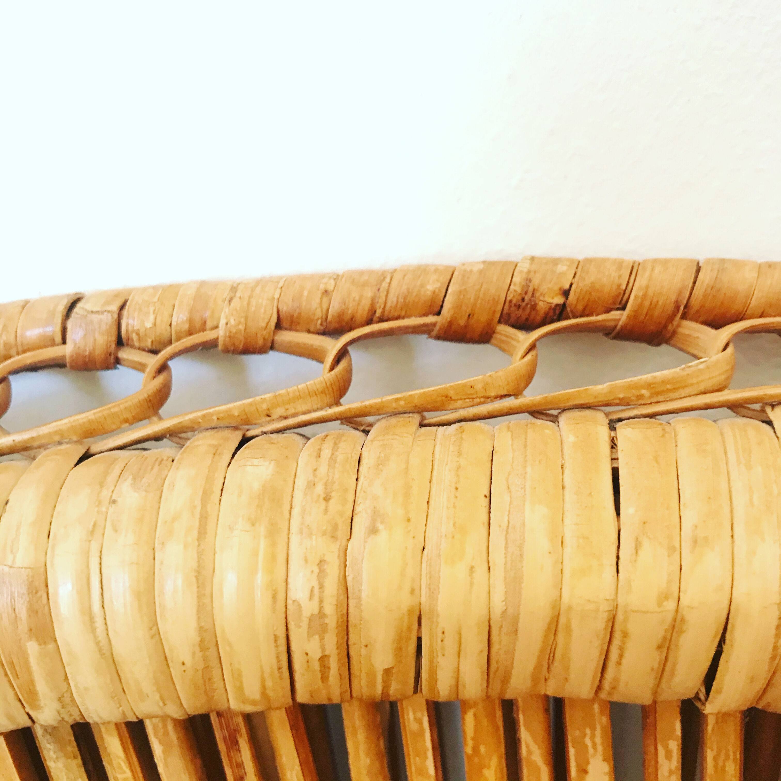 Fauteuil vintage à tablette en osier