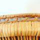 Fauteuil vintage à tablette en osier