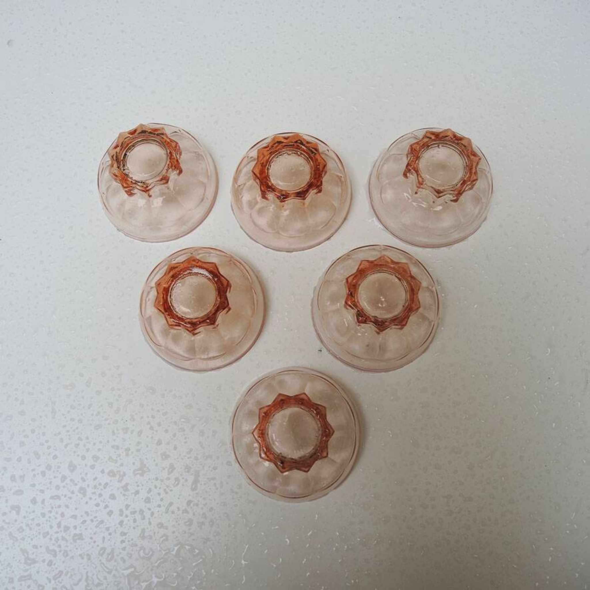 6 anciennes coupelles en verre rose de style art déco