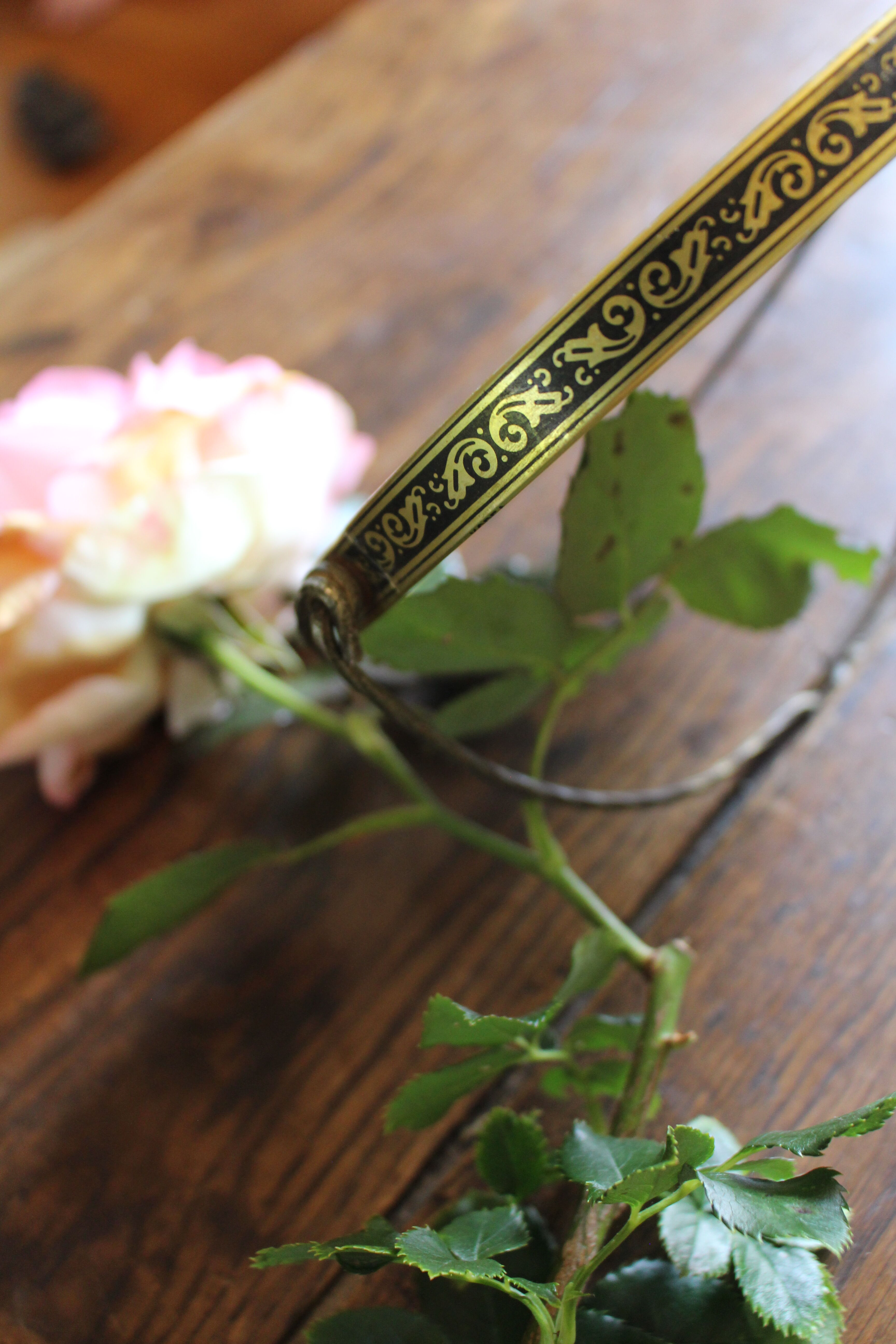 Round barber mirror with double gold legs and decorations