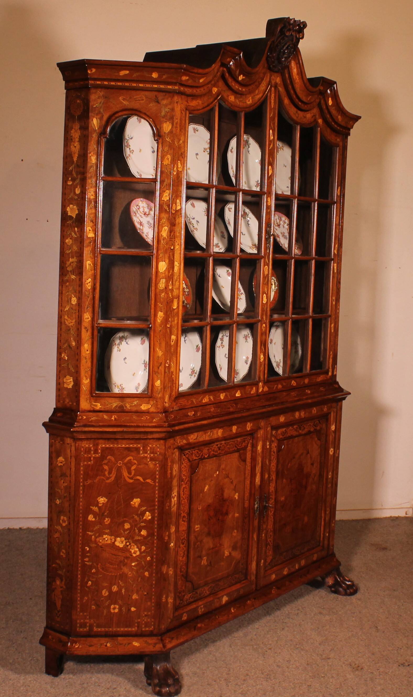 Vitrine hollandaise en marqueterie circa 1800