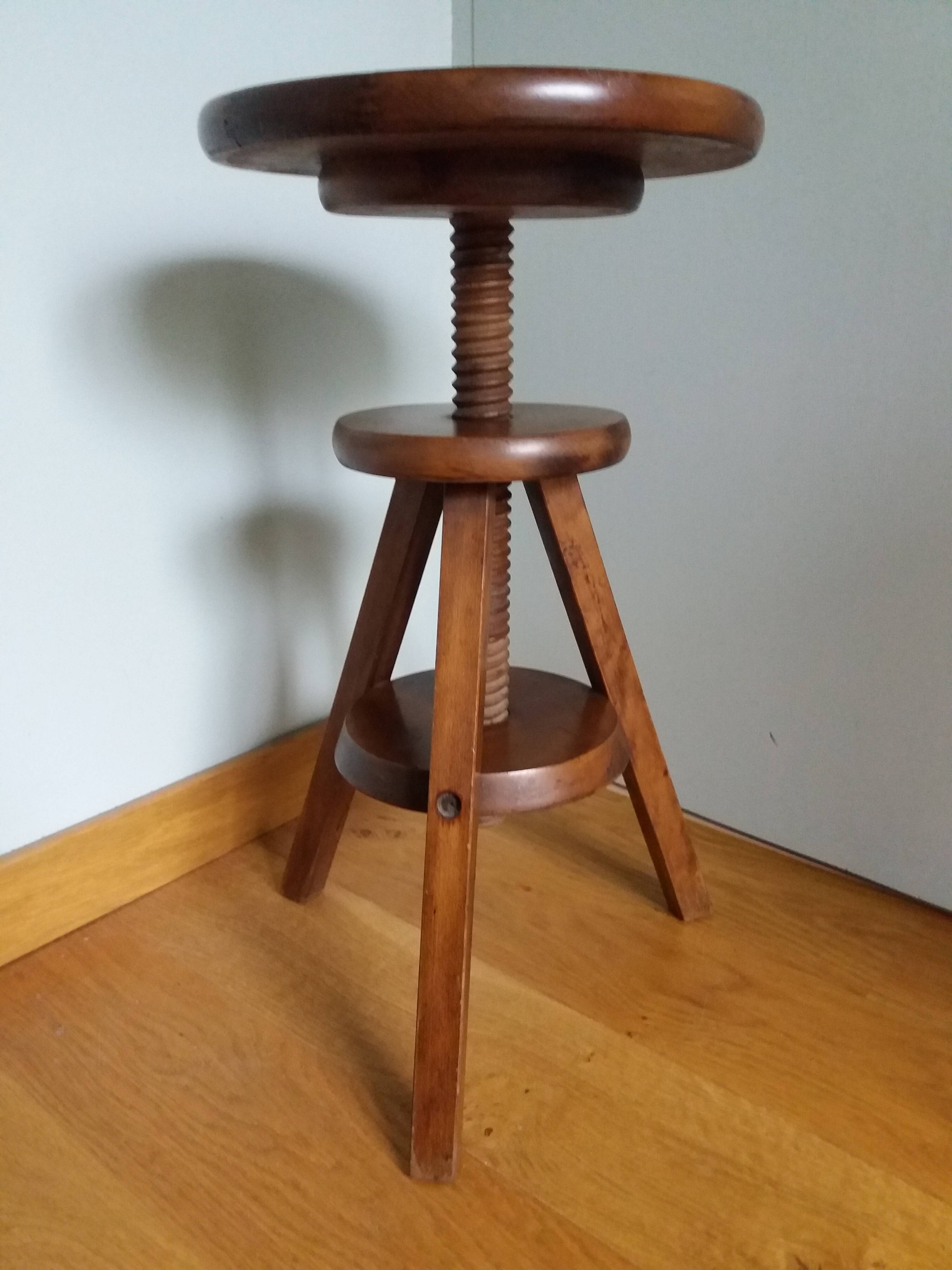 Adjustable screw tripod stool