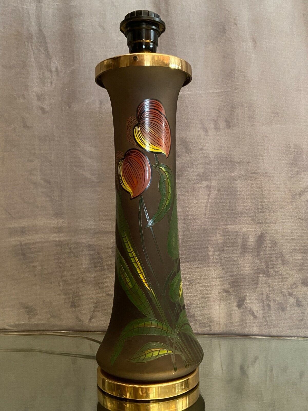 Pied de lampe en verre teinté à décor végétal émaillé