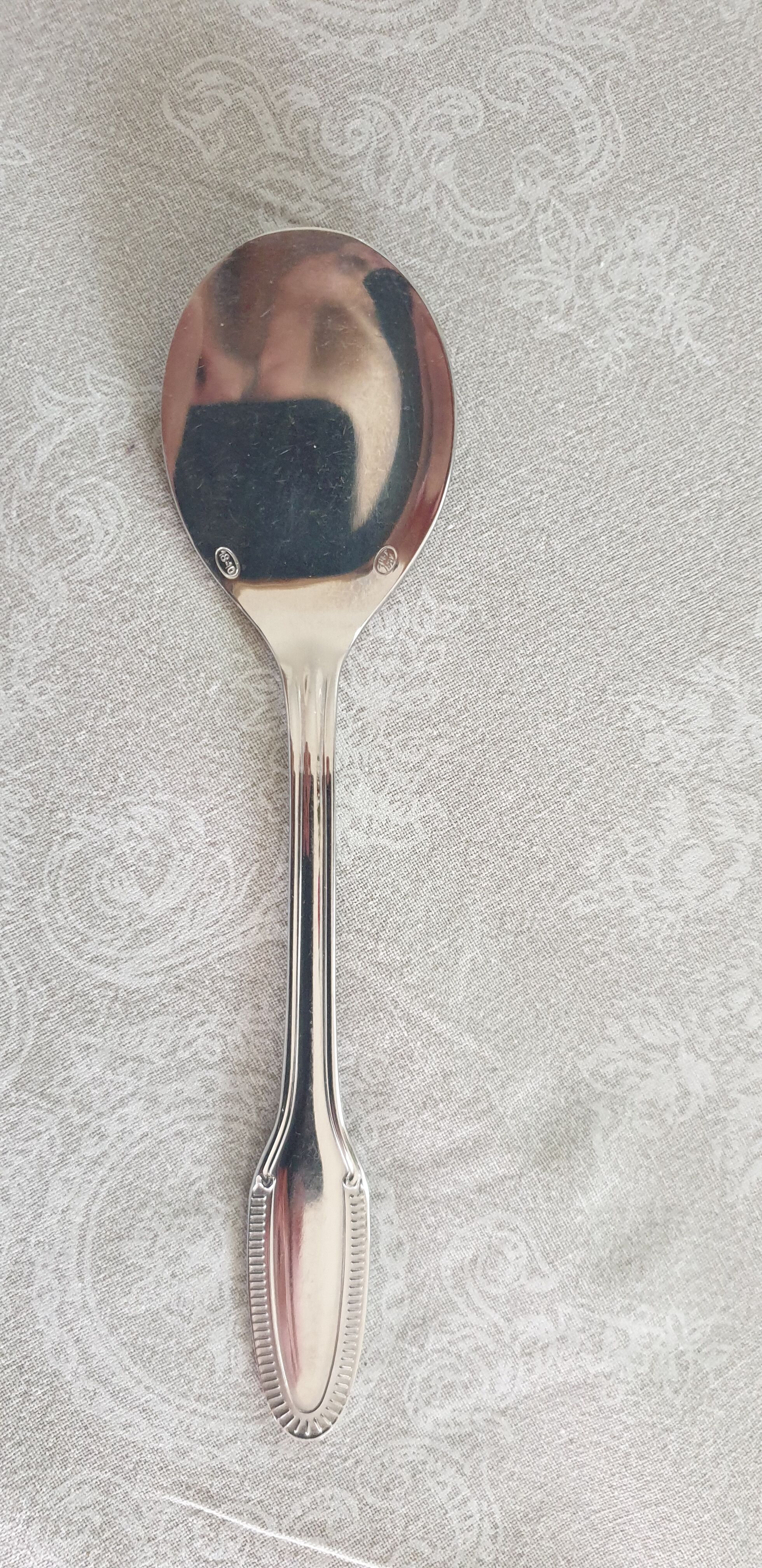 8 ice cream cups with 8 spoons