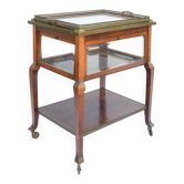 Showtable and tray thereof