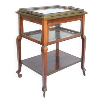 Showtable and tray thereof