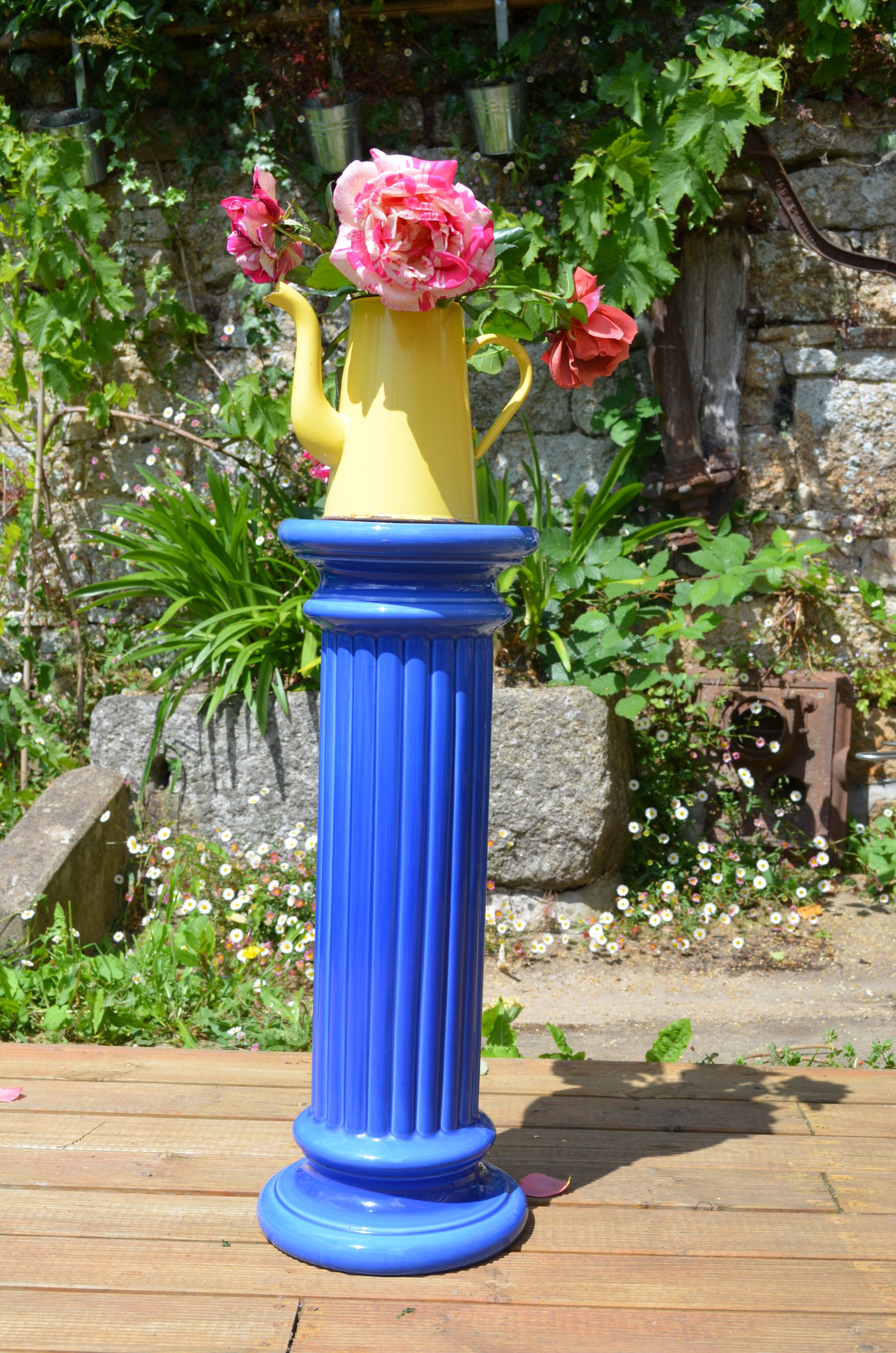 Royal blue column