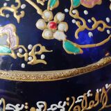 Vase boule bleu cobalt/Motifs floraux & liseré or en relief peints main