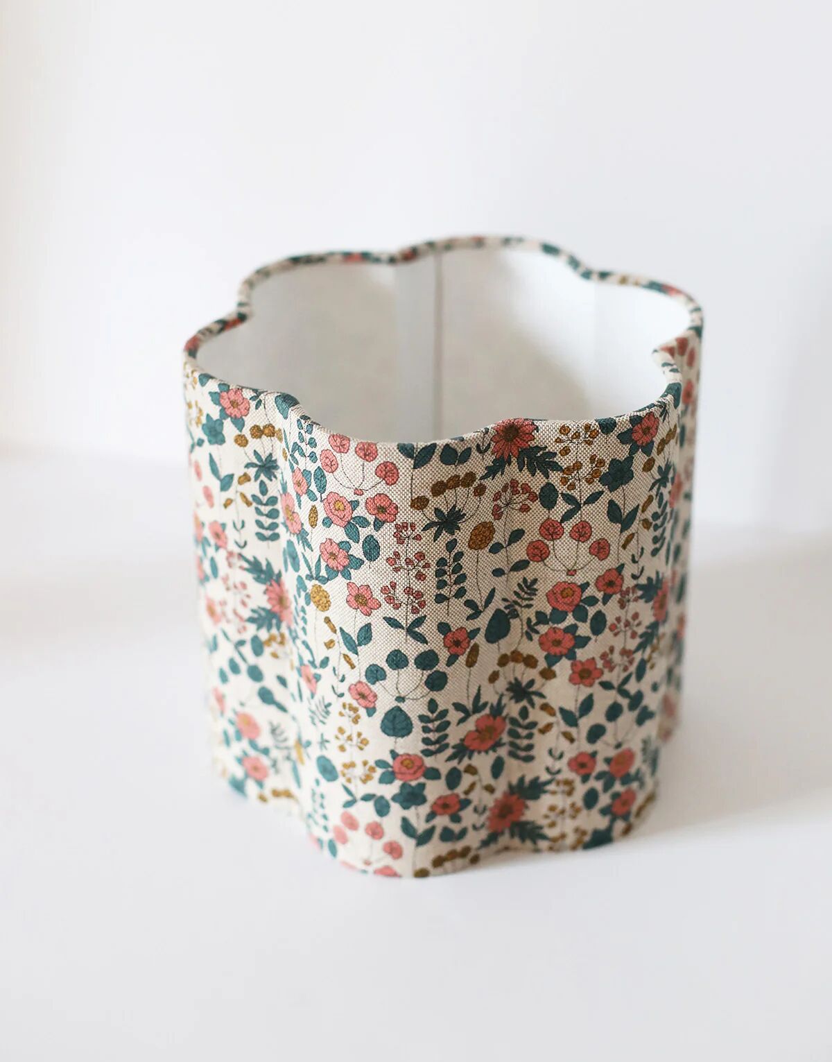 Flower-shaped lampshade printed with "English Garden" Flora.