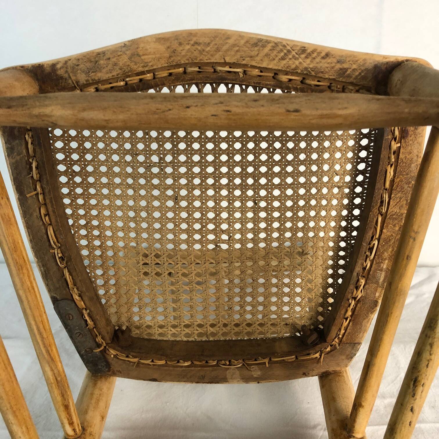 Paire de chaises cannées en bois clair