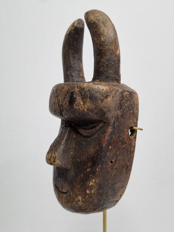 Masque passeport Toma, Bois ancien patiné, 16 cm, avec support