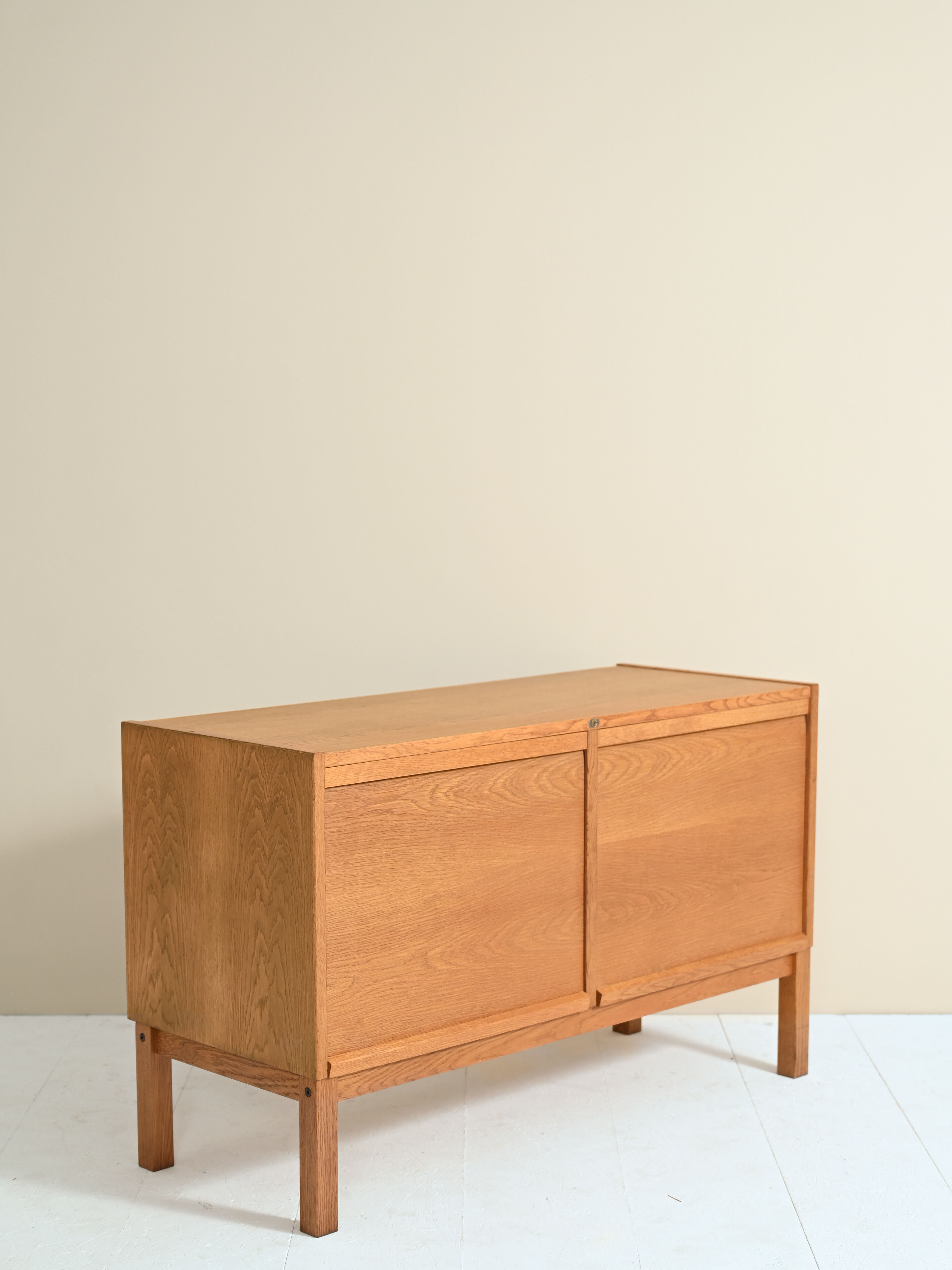 Oak sideboard with retractable doors