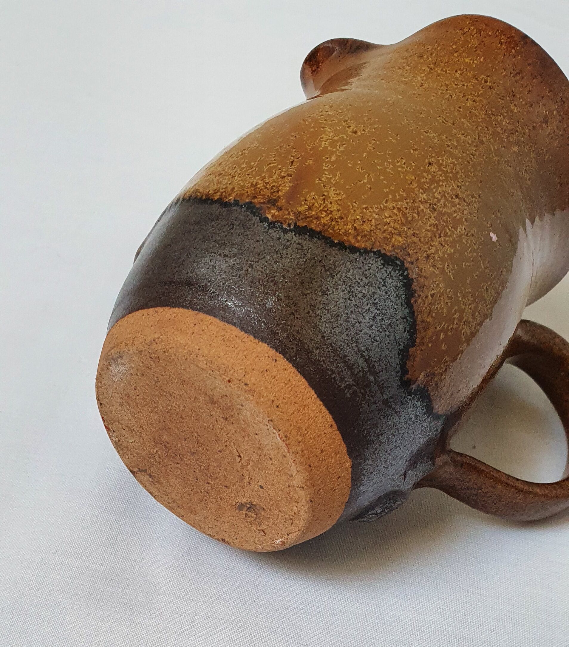 Mugs en grès et un pichet