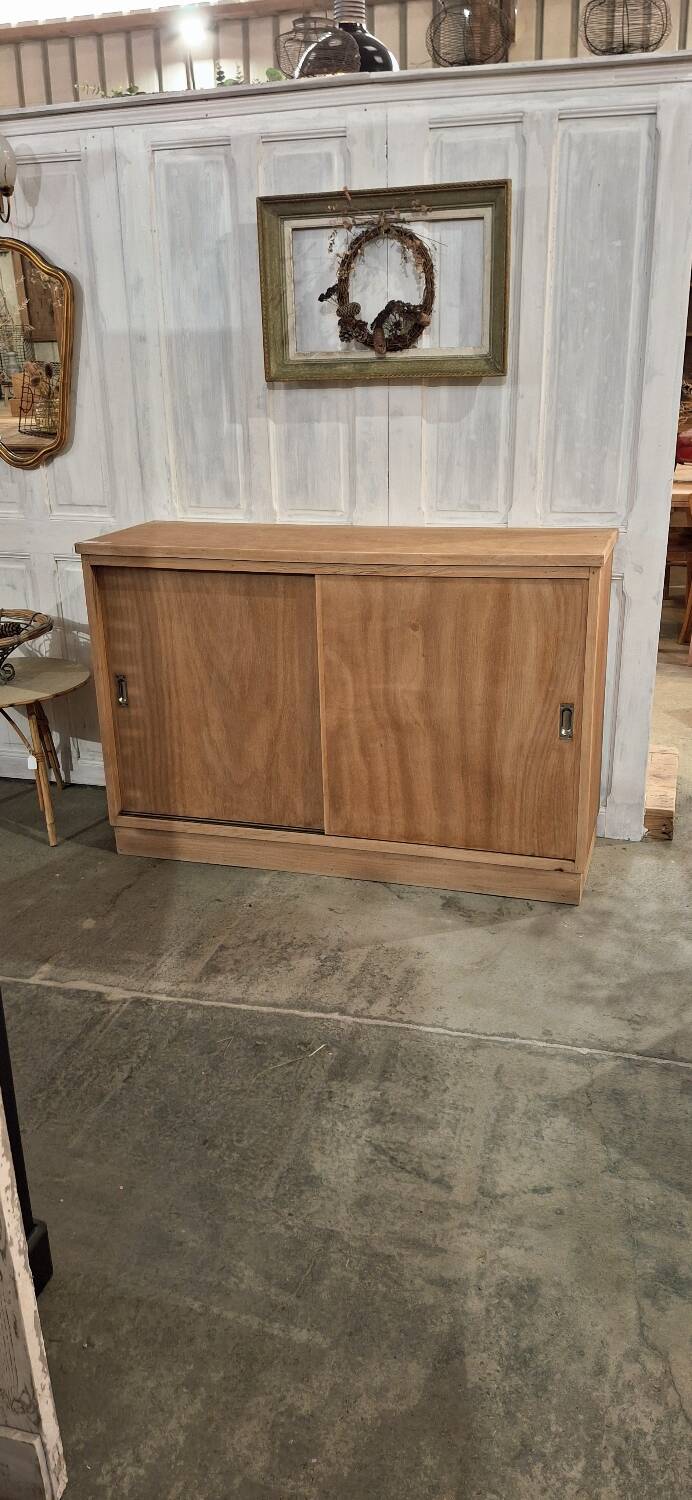 Meuble de métier à portes coulissantes