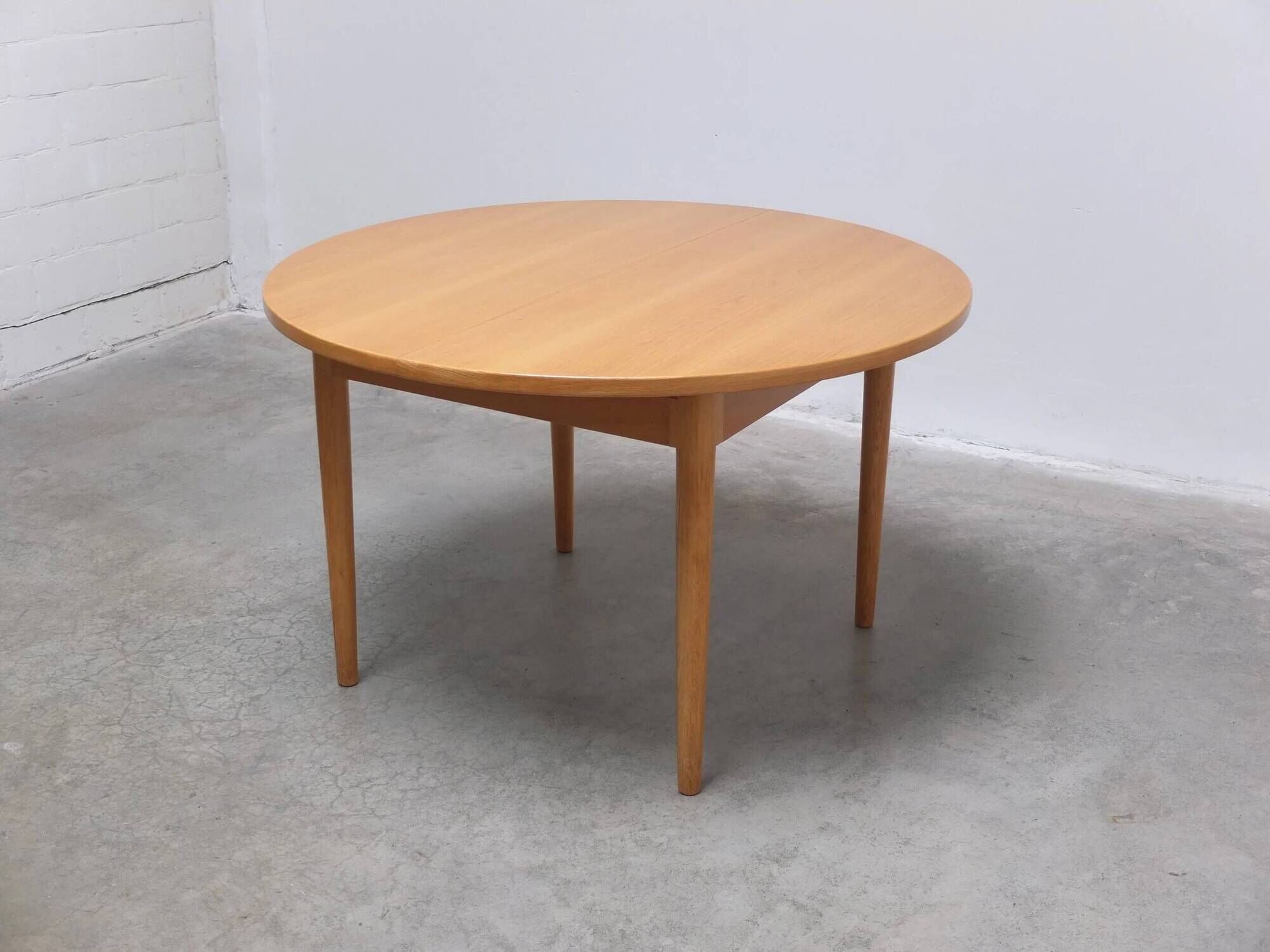 Round extendable dining table in oak by Van Den Berghe-Pauvers, 1970s