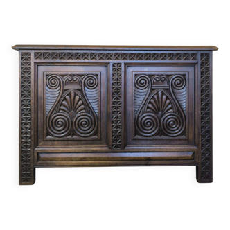 Coffre en bois massif sculpté.
