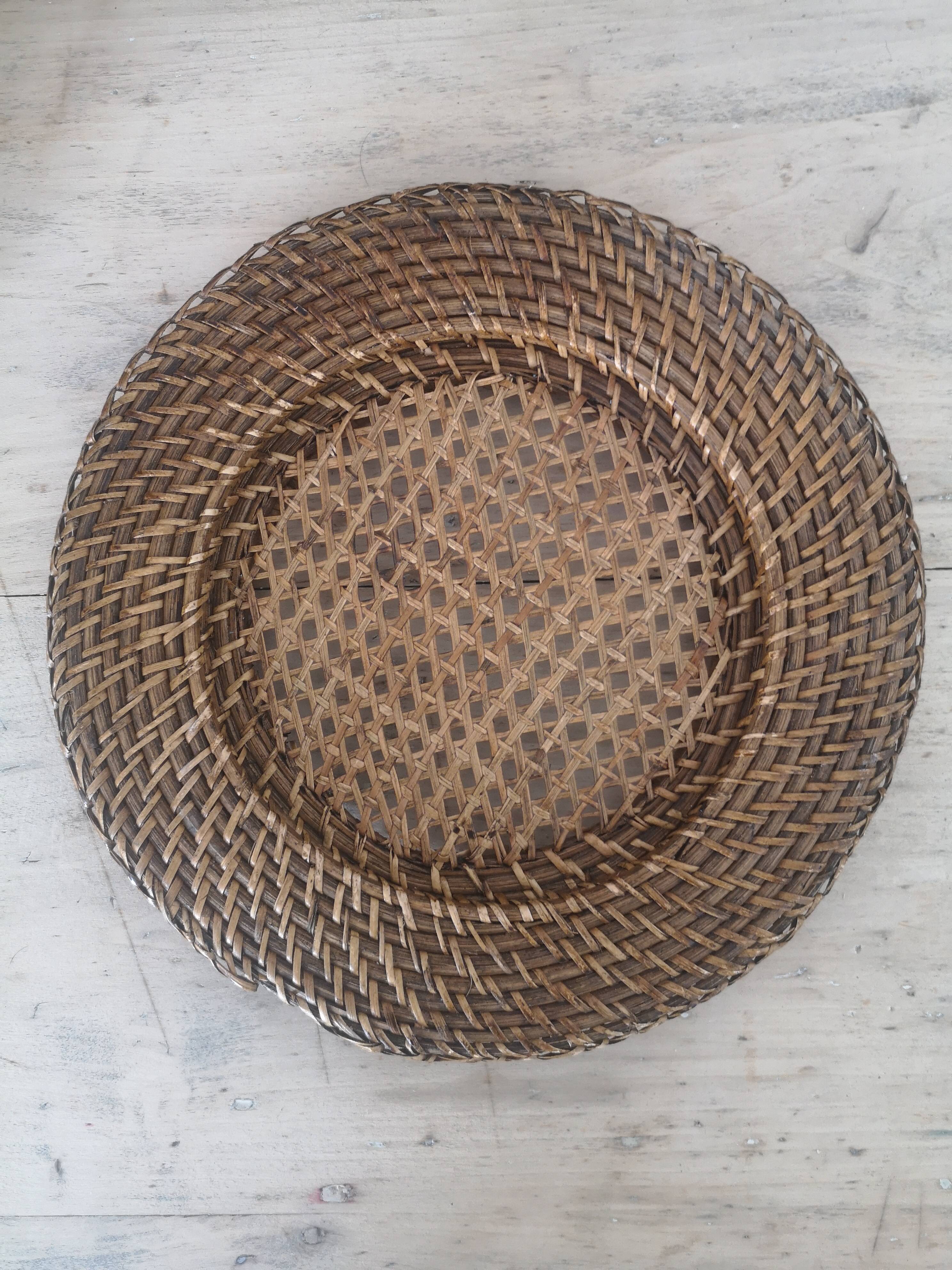 Under plate in rattan