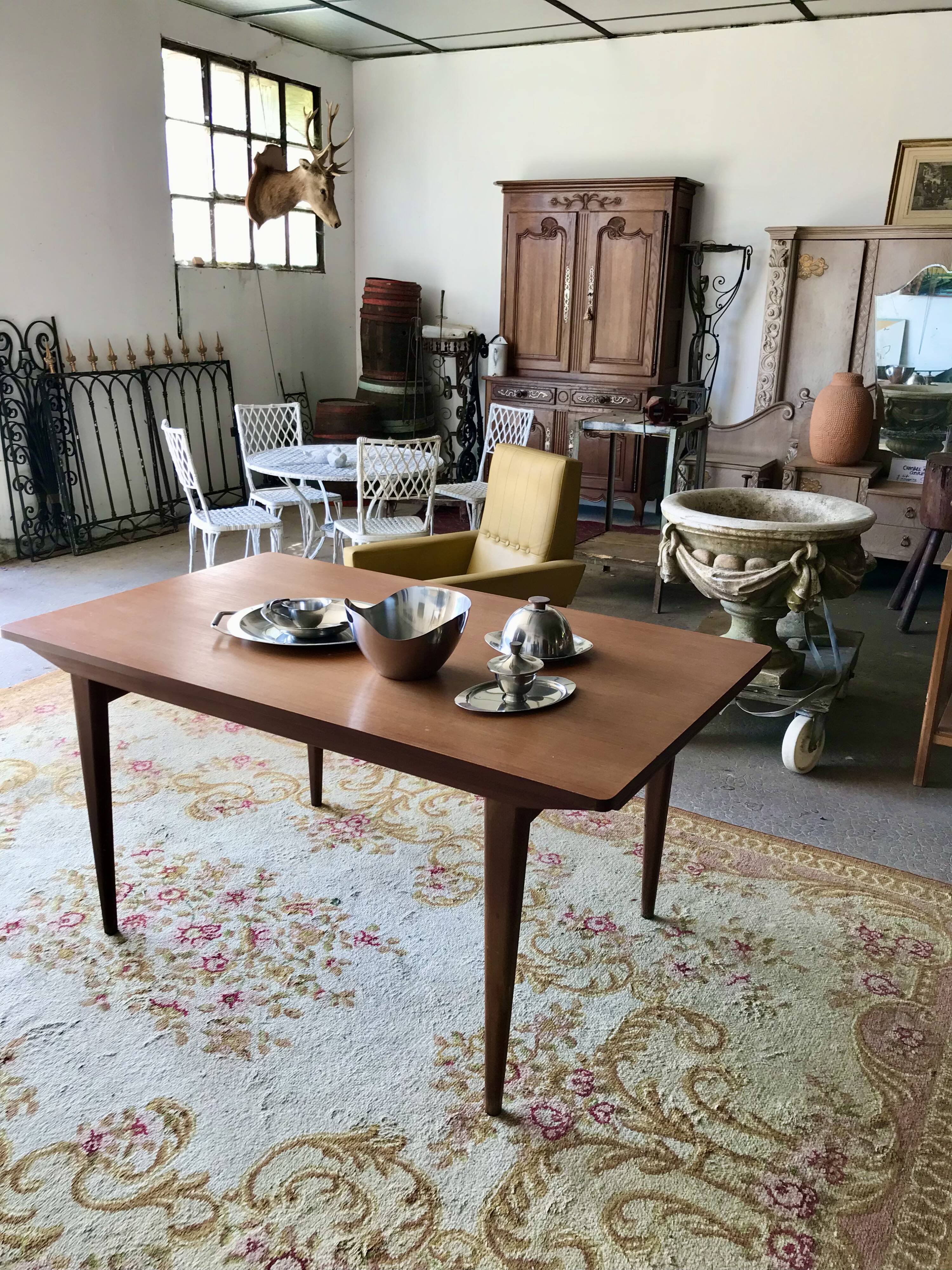 Table scandinave