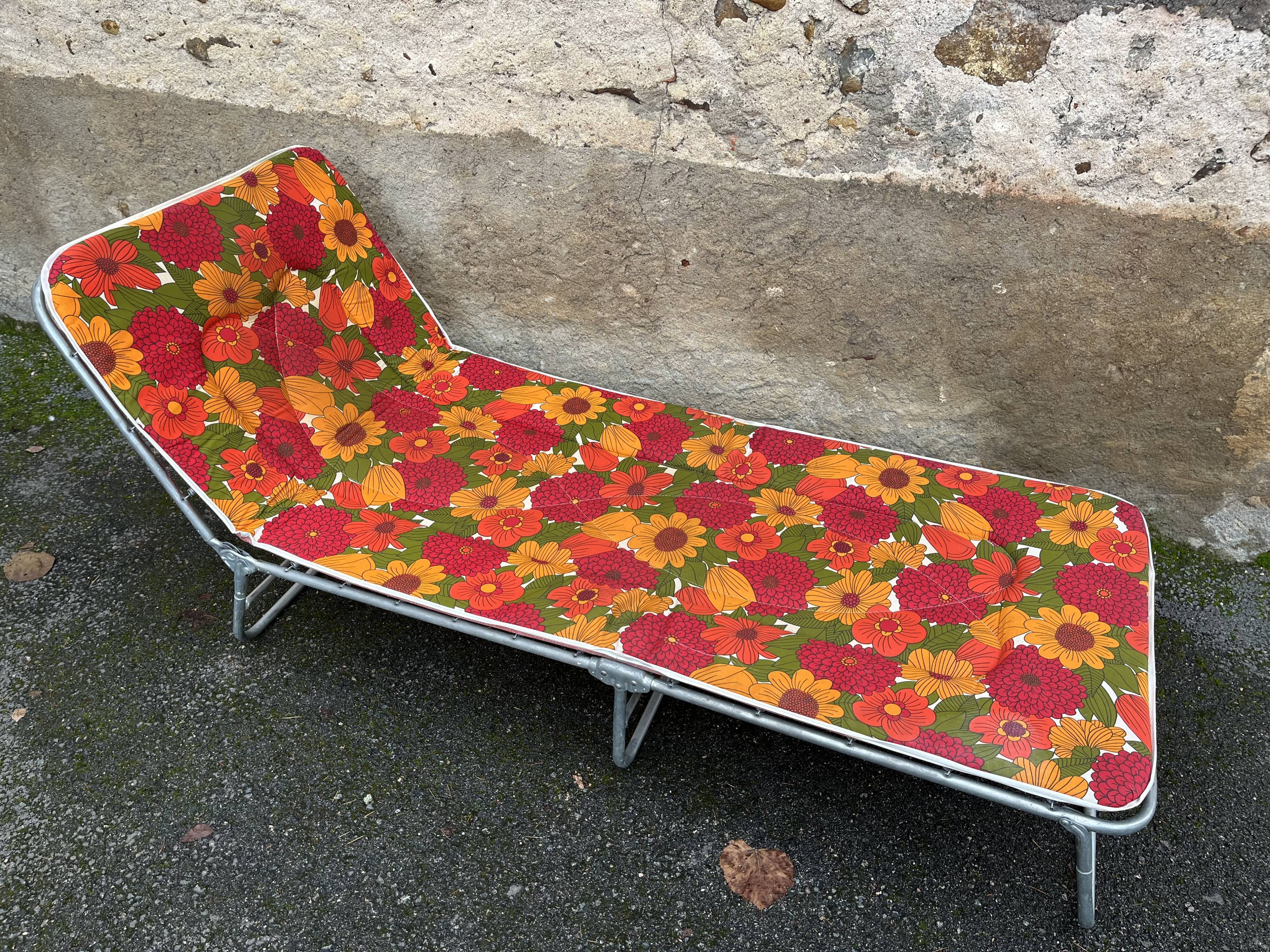 Vintage flower camp bed