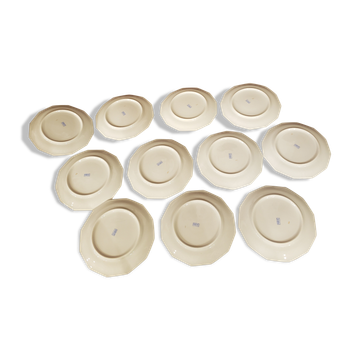 11 assiettes en porcelaine 12 cotés liseré petites fleurs
