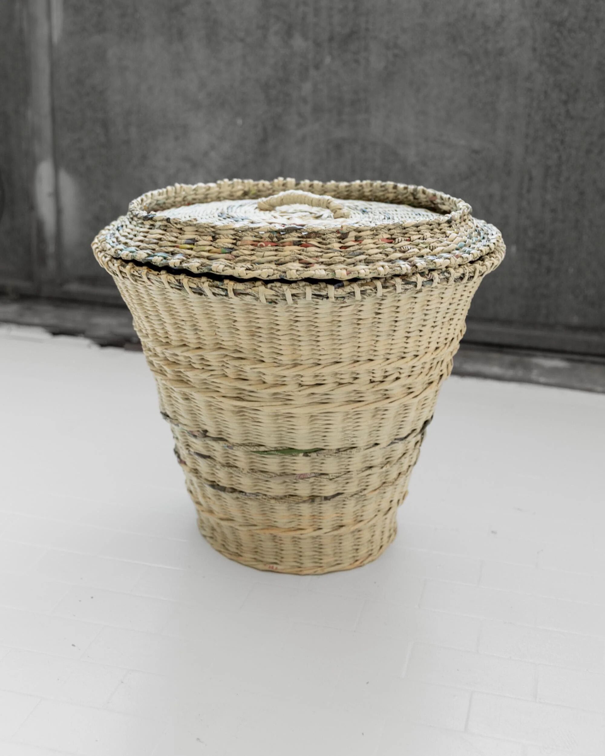 Grand panier à linge vintage des années 1990 avec couvercle, fabriqué à la main en papier journal tressé, rangement au design éco unique, décoration rustique, idée cadeau