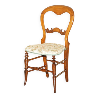 Victorian walnut dressing table chair from around 1880 with a medallion on the backrest.