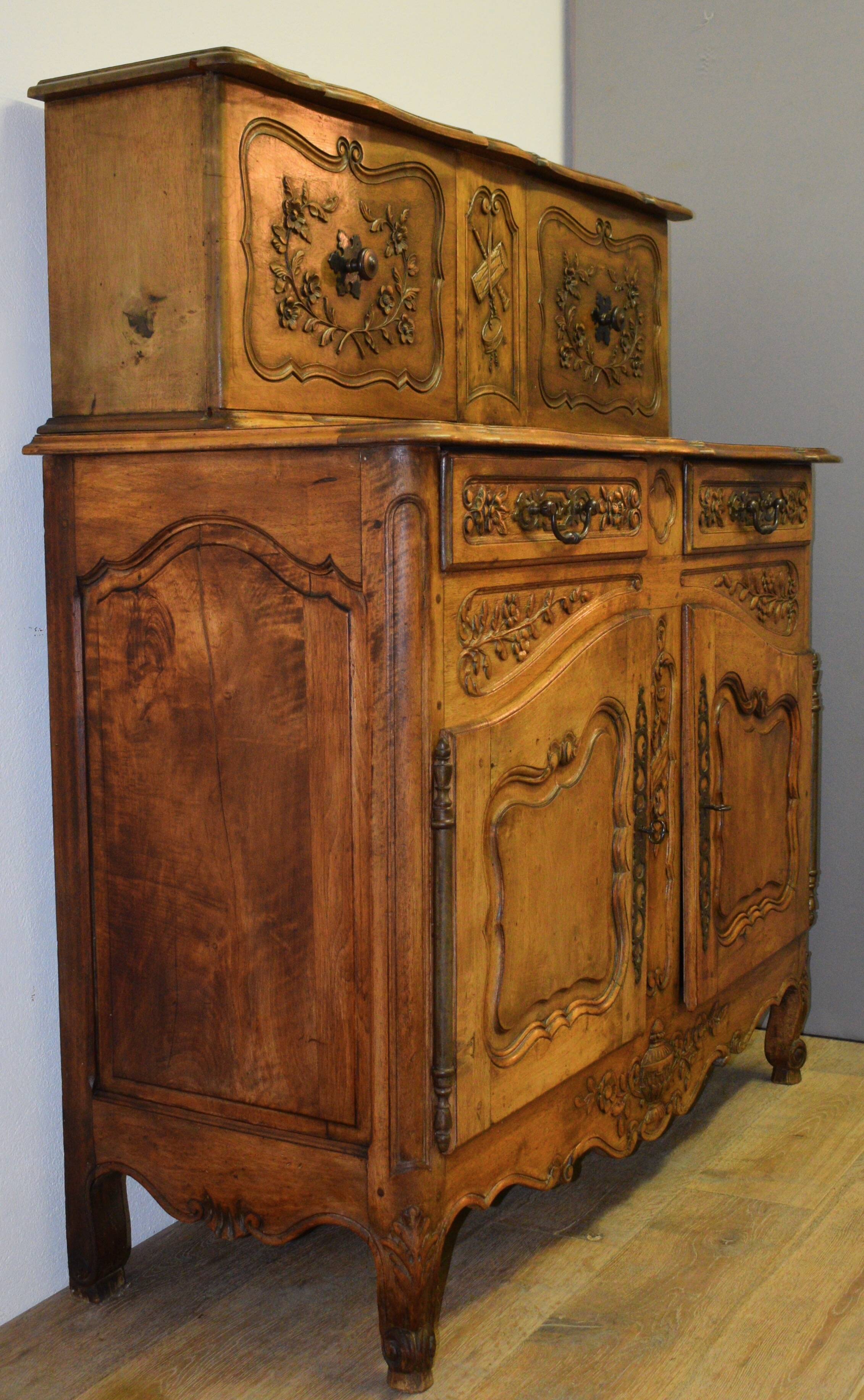 Louis XV Provencal style sliding sideboard in walnut, 19th century