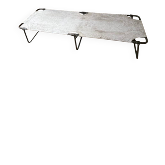 Lit de camp militaire pliant ancien en toile et métal vert kaki