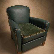 Fauteuil club en simili-cuir et noyer