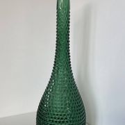 Très grande bouteille vintage en verre vert à décor de pointes de diamants