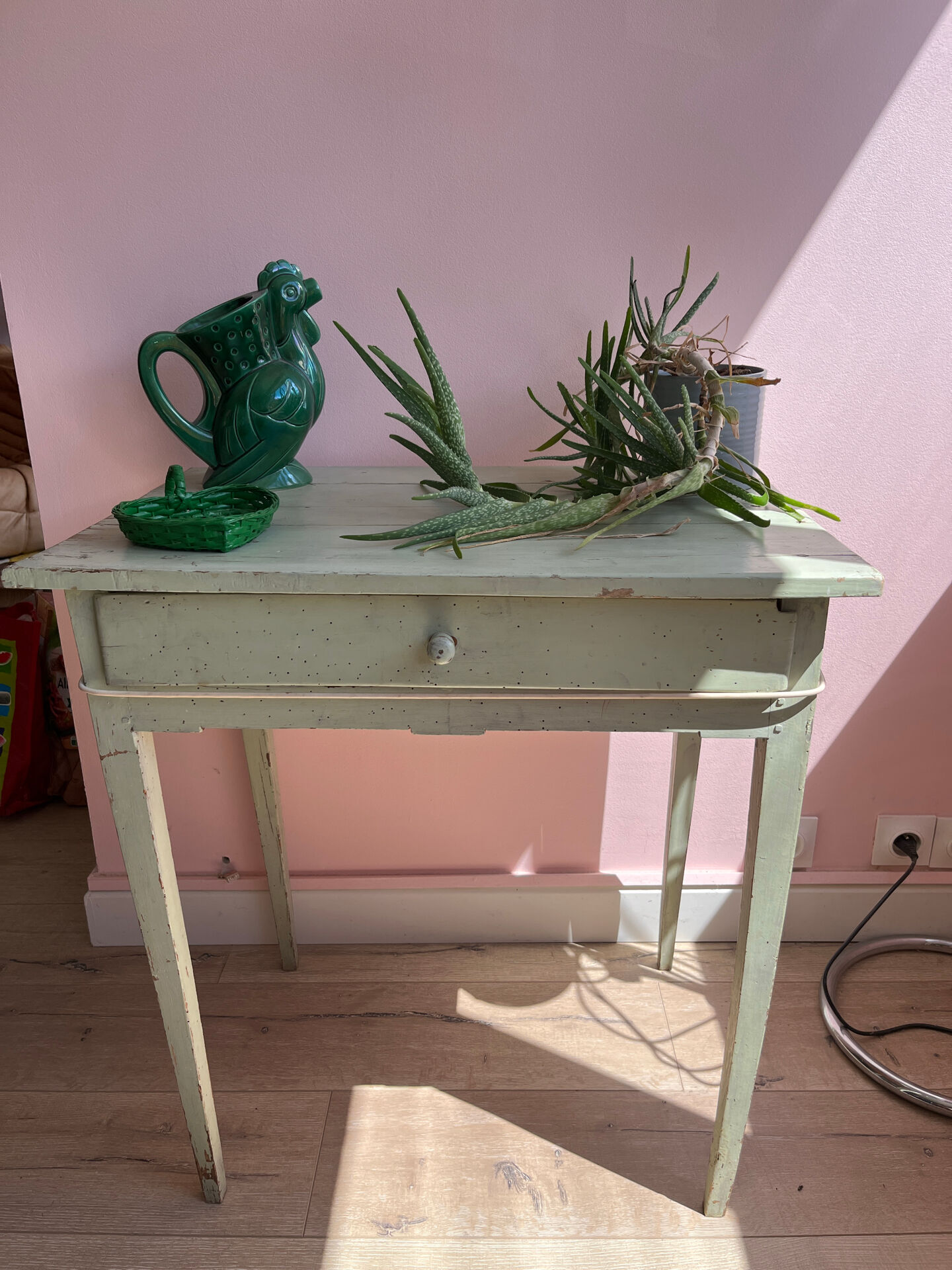 Petite table en bois d’appoint vintage 50 vert sauge