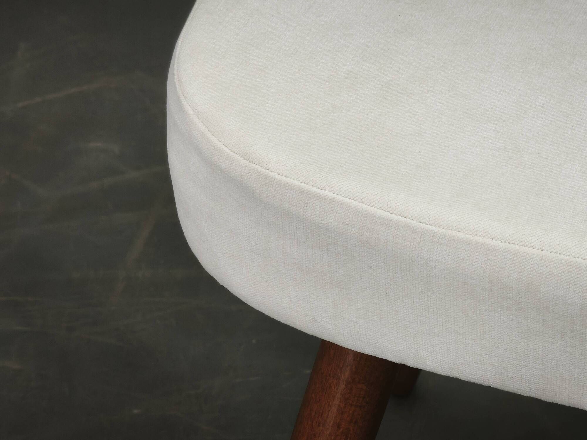 Ensemble de quatre chaises restaurées d'Antonin Suman des années 1960.