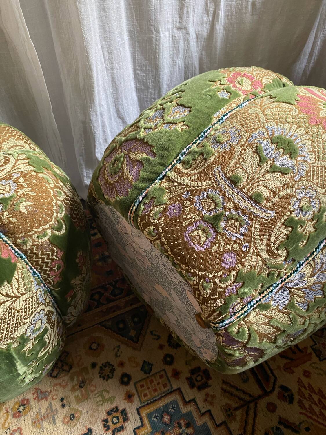 Duo de poufs en velours fleuri