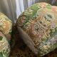 Duo de poufs en velours fleuri