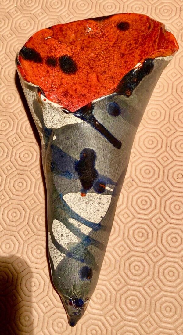 Vase cornet bouquetière a decor abstrait moderniste, signature a identifier