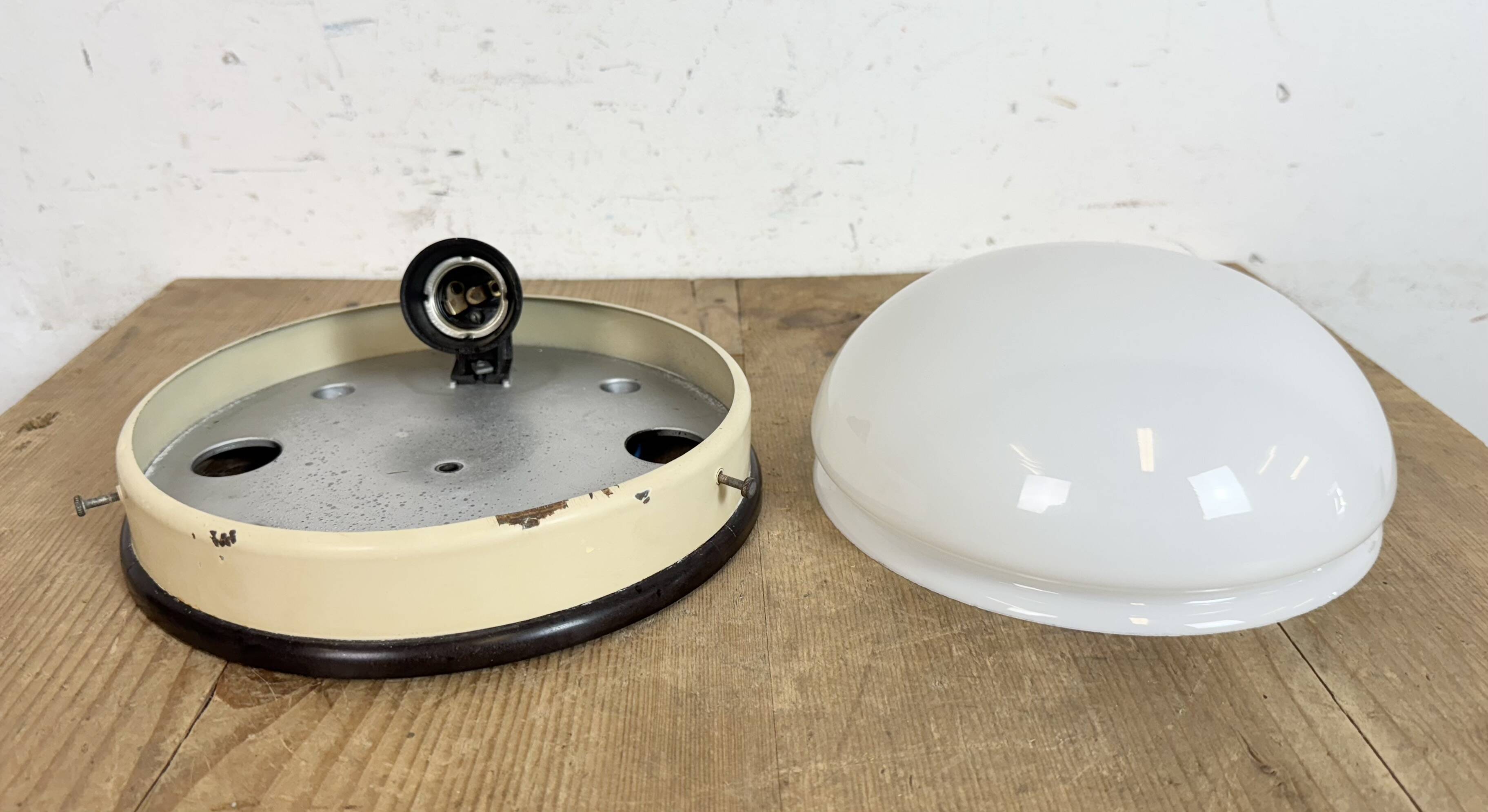 Applique, plafonnier industriel en bakélite et verre opalin, années 1950