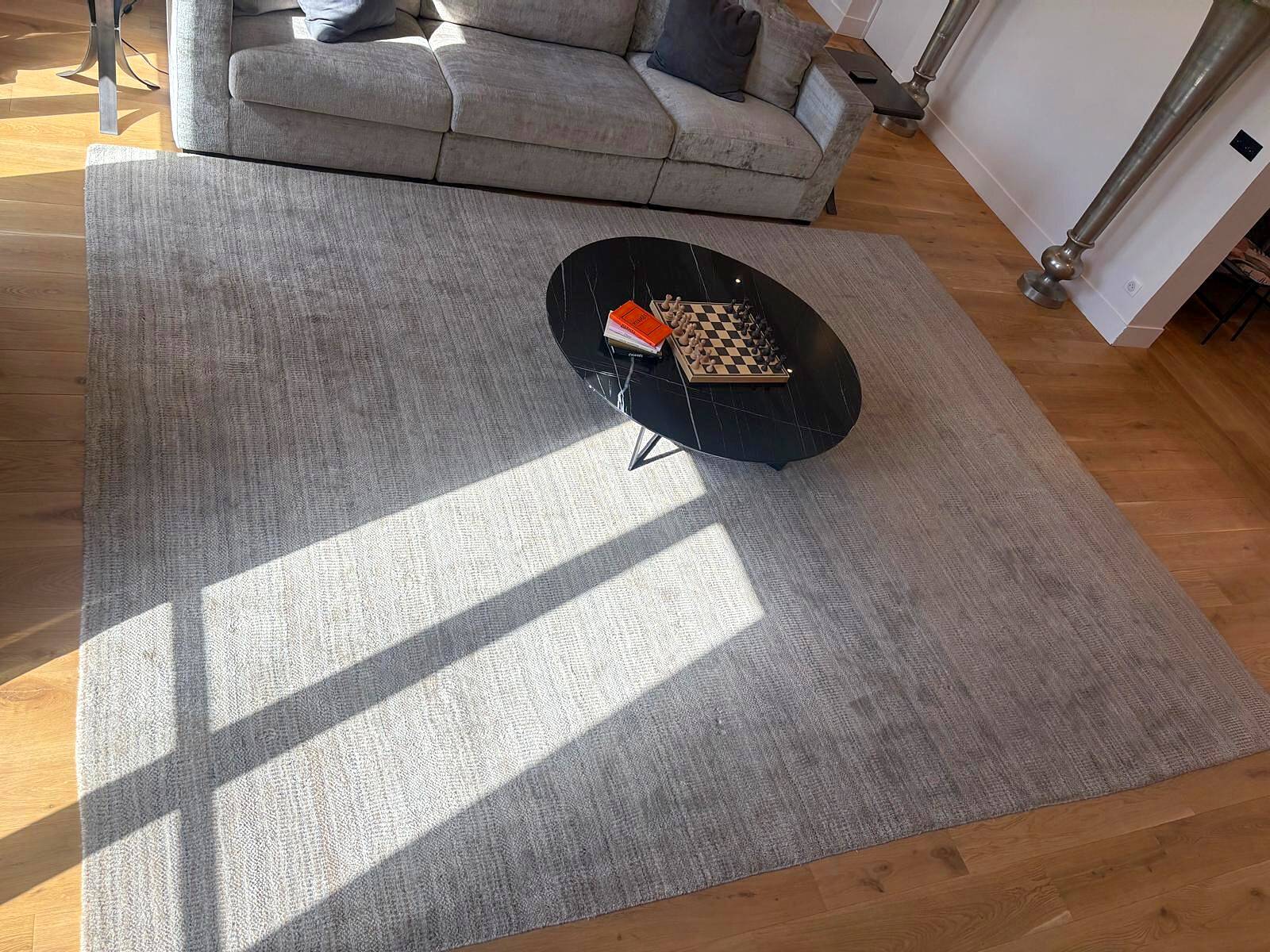 Grand tapis gris chiné tissé à poils ras