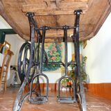 Table en bois naturel et piètement fonte ancien