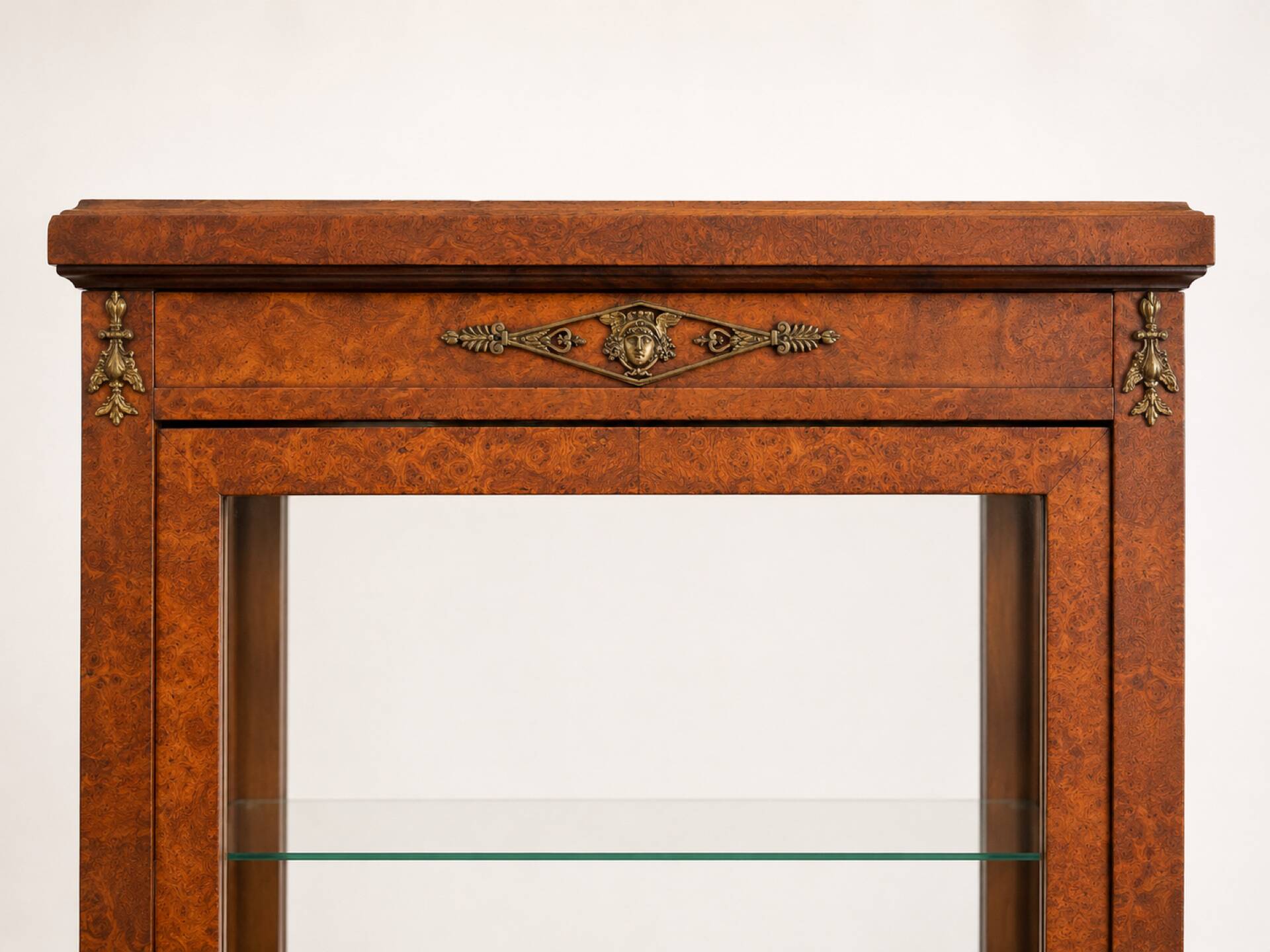 Vitrine ancienne en loupe d’orme et bronzés dorés - Style Napoléon III