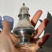 Salière ou poivrier en métal argenté
