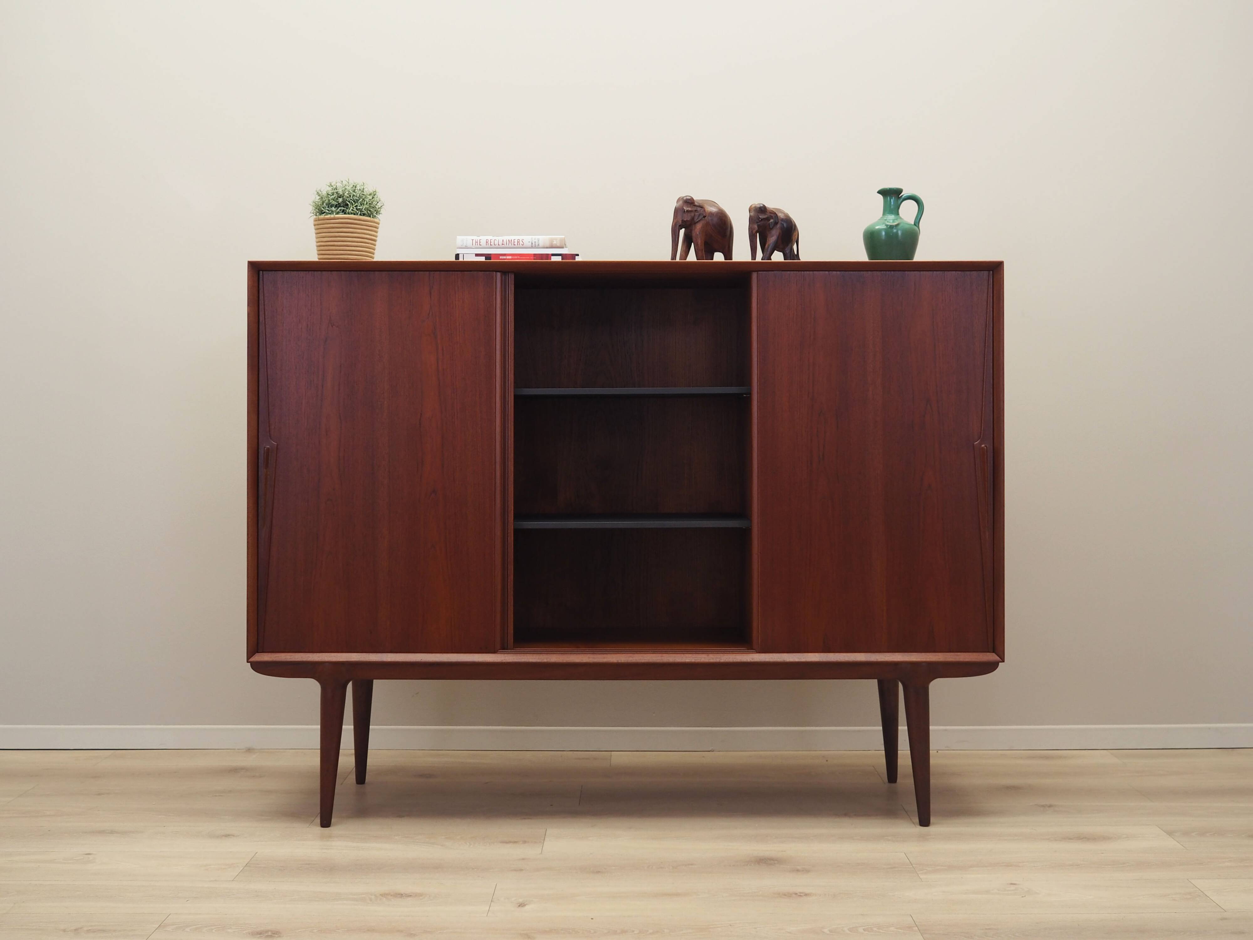 Buffet haut en teck, design danois, années 1970, fabricant : Omann Jun