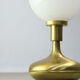 Lampe de table italienne en laiton et en verre opalin