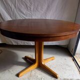 Table ronde vintage extensible en bois.