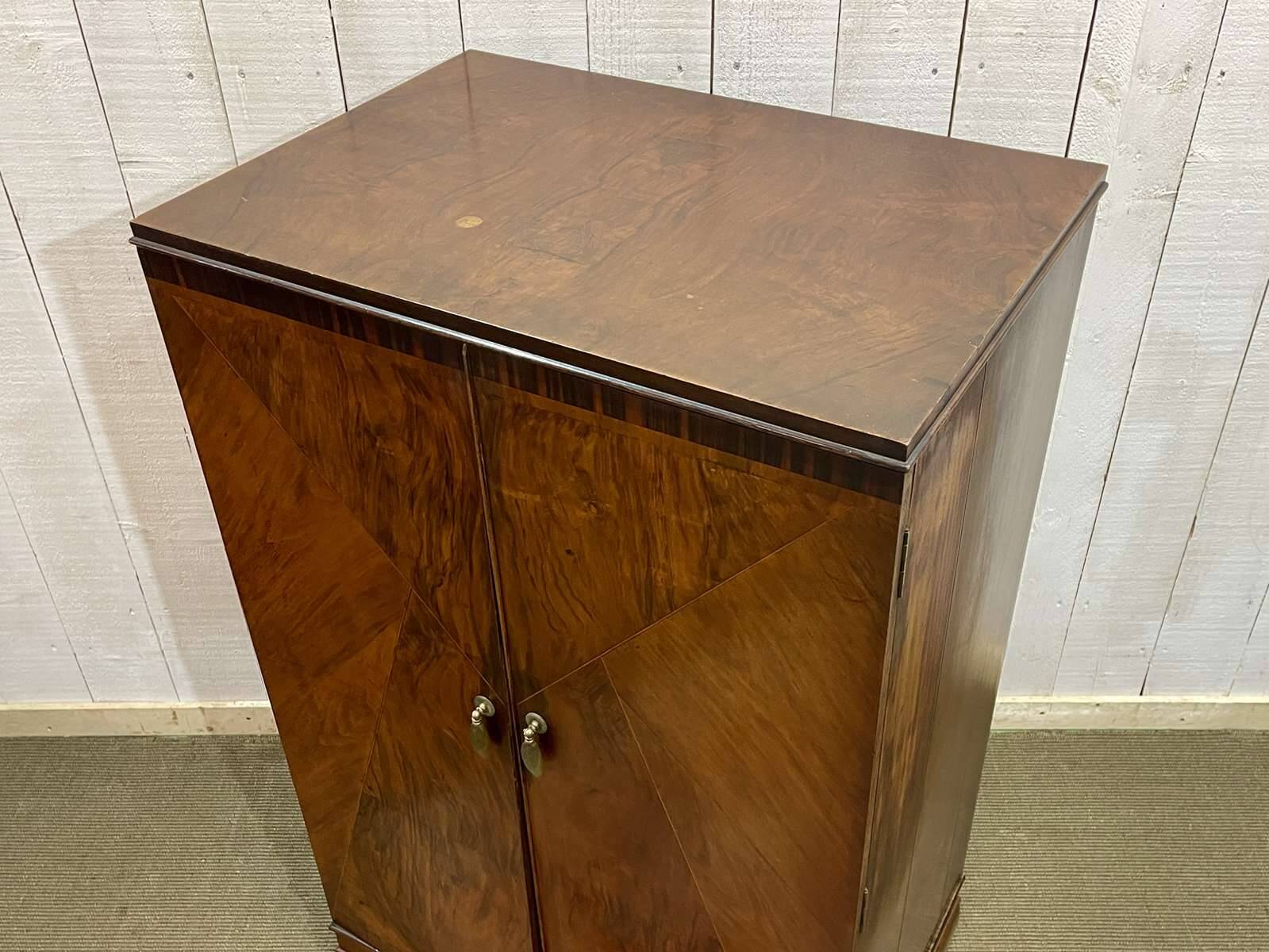 Buffet anglais en noyer des années 1930