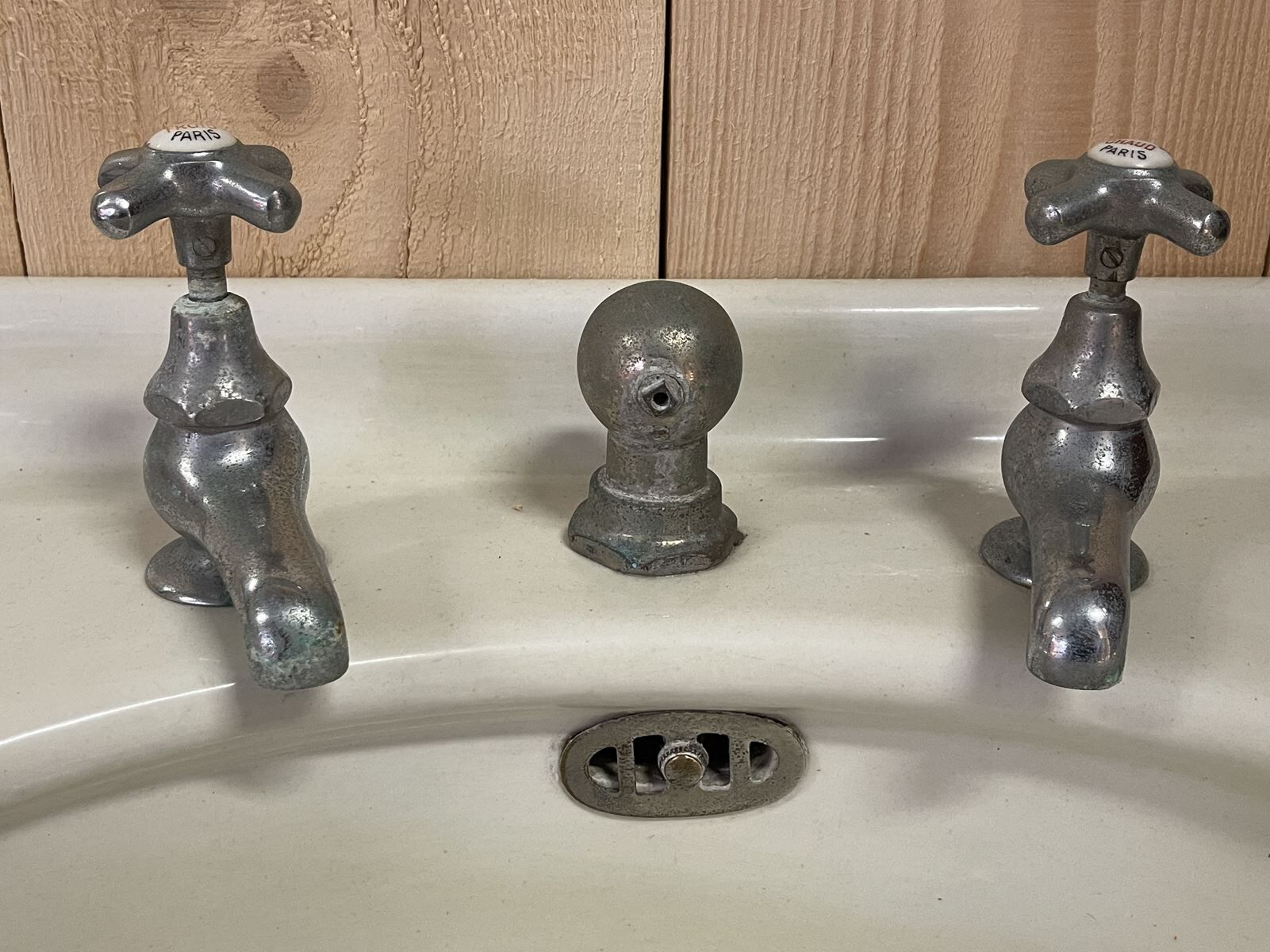1930s standing washbasin
