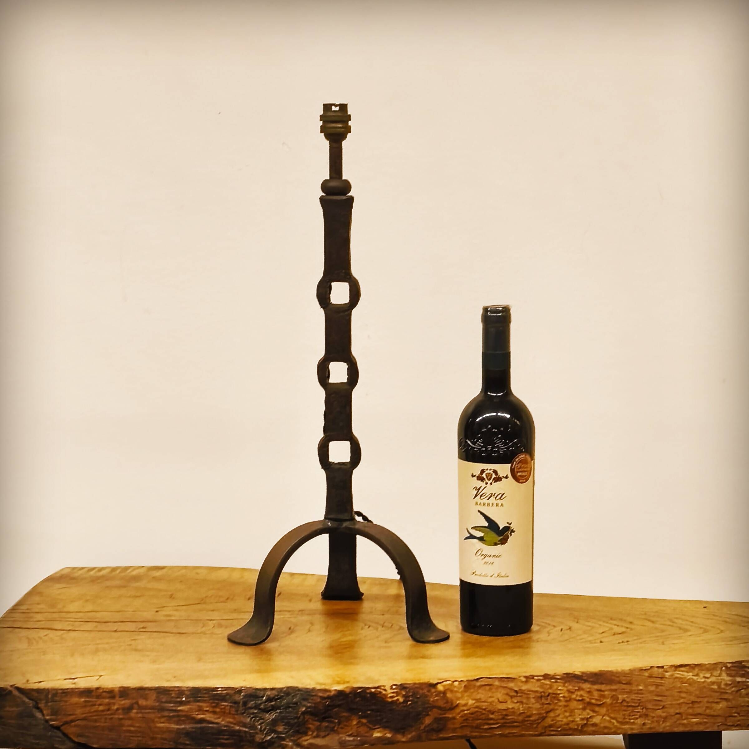 Brutalist lamp base in wrought and beaten iron, France, 1920 to 1960.